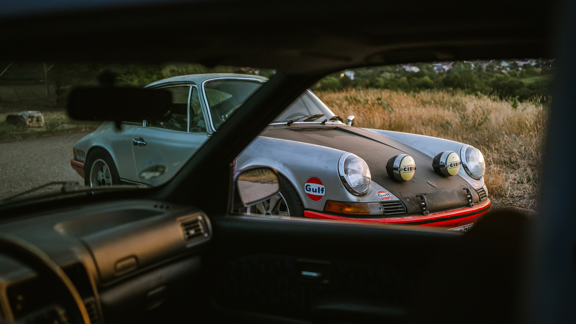 Porsche 911 & Peugeot 106 – Sunset Drive – Fotografie von Luca Mann Films